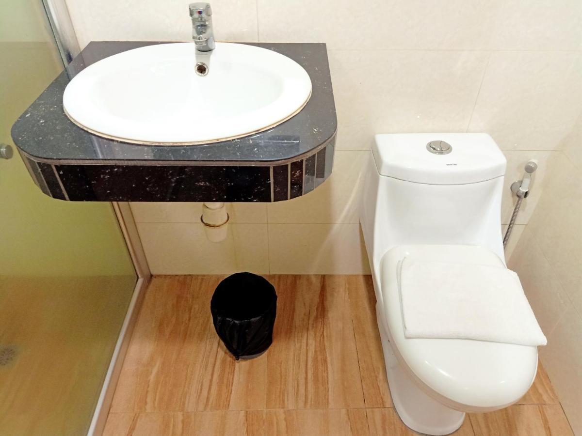 Super Oyo 90464 Borneo Suites Hotel Kota Kinabalu Zewnętrze zdjęcie